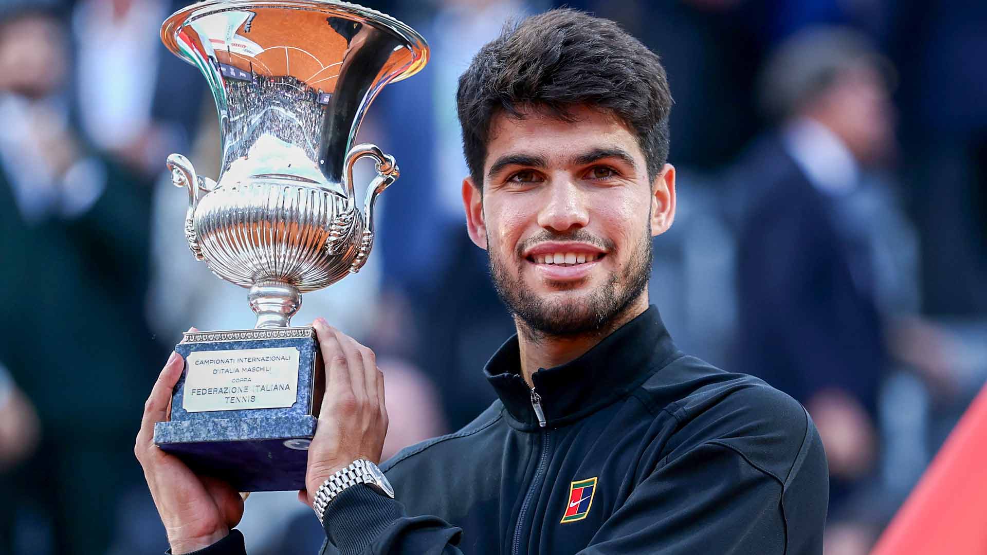 Carlos Alcaraz celebrates with his first Rome trophy after defeating Jannik Sinner in the final on Sunday at the Foro Italico.