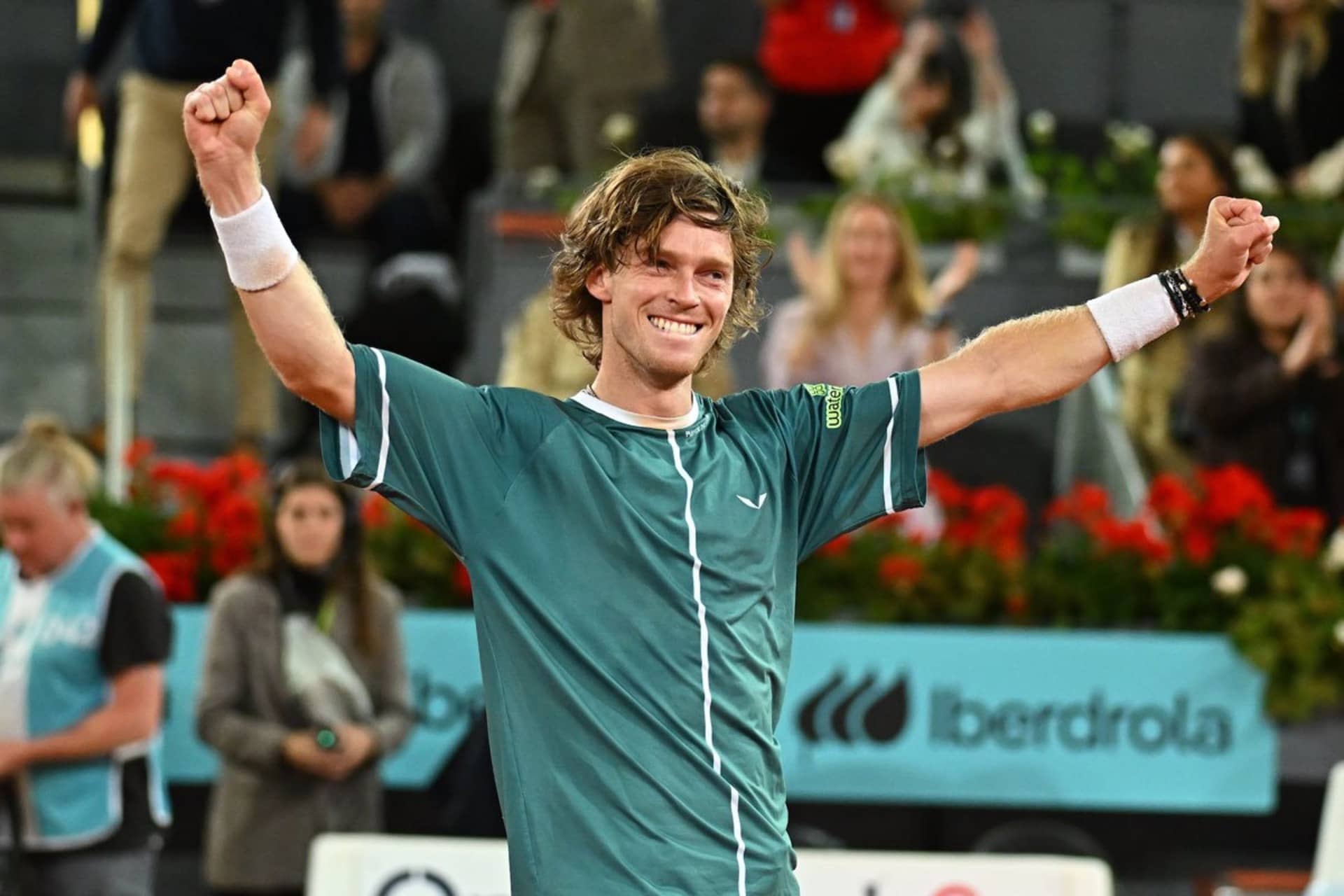 Tokyo Take-Off! Shapovalov Serves Past Johnson